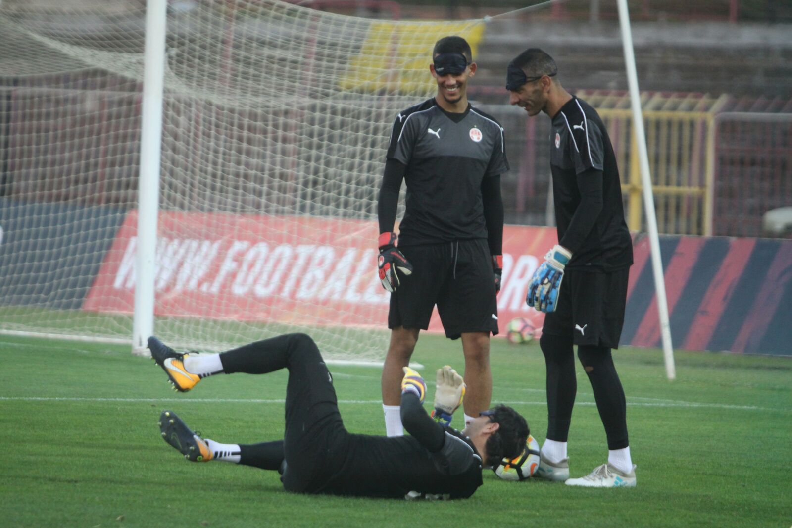 שלושת השוערים של באר שבע באימון אמש באיצטדיון בוזסיק. הבלם השלישי לואיי טאהא יעזור לנעול את השער?